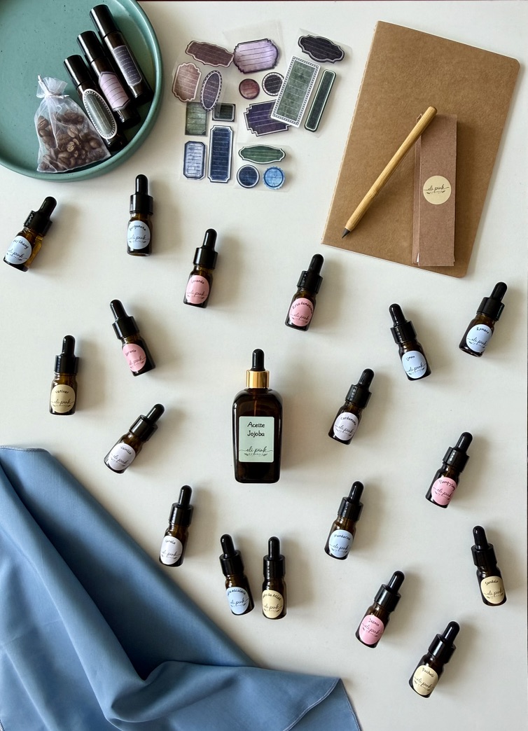 Flatlay del kit Elipink con aceite de jojoba, libreta y aceites esenciales
