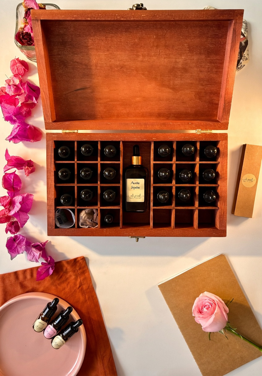 Cofre de perfumería natural Elipink abierto con aceite de jojoba y bougainvillea